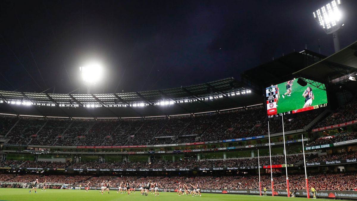 mecz drużyn futbolu australijskiego na stadionie w Melbourne obejrzało ponad 78 tys kibiców