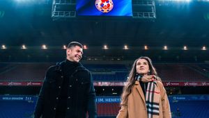 Stadion w Krakowie opustoszał. Wtedy wyszedł z żoną na boisko. Co za akcja!