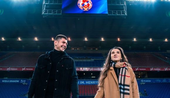 Wyszedł z żoną na boisko. Co za akcja!