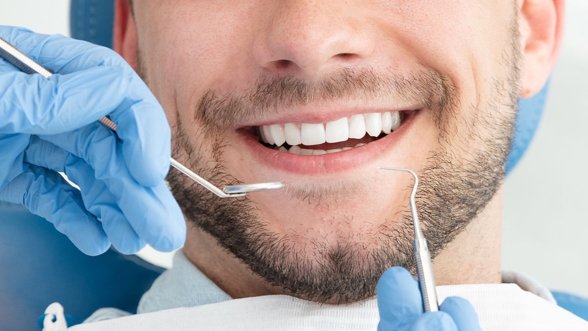 Dr Smile oferował korektę wad zgryzu metodą nakładkową. Zdjęcie ilustracyjne