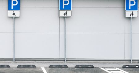 Zaparkował na miejscu dla rodzin i się zaczęło. Tymczasem przepisy są jasne