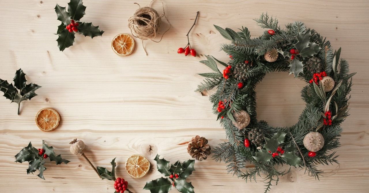 Najpiękniejsze wianki świąteczne 2025. Takie dekoracje na drzwi, okna i stół są teraz w modzie
