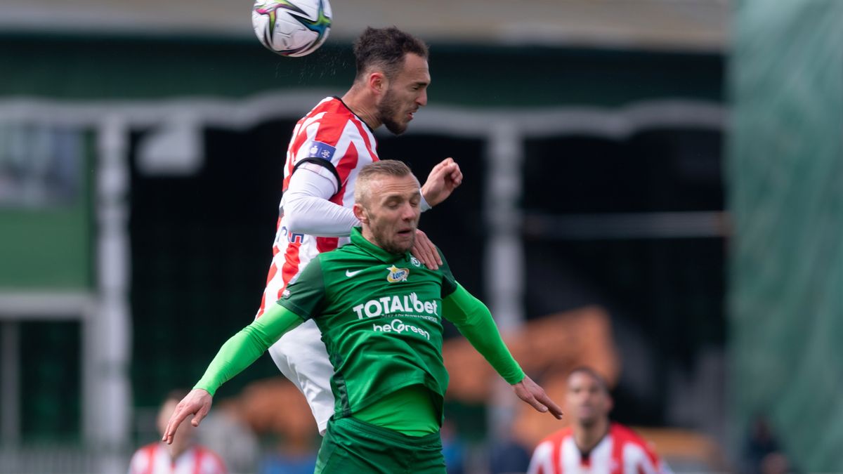 zawodnik Warty Poznań Jan Grzesik (dół) i Virgil Ghita (góra) z Cracovii 