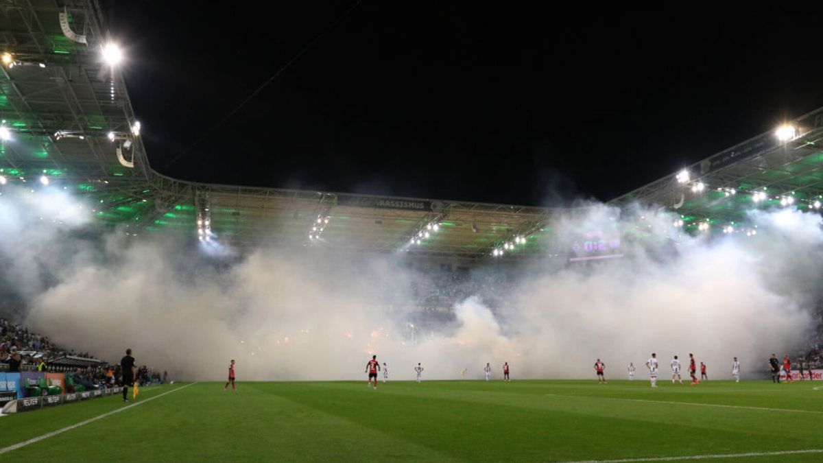 Getty Images / Oliver Kaelke / spotkanie inauguracyjne Bundeslige musiało zostać przerwanę