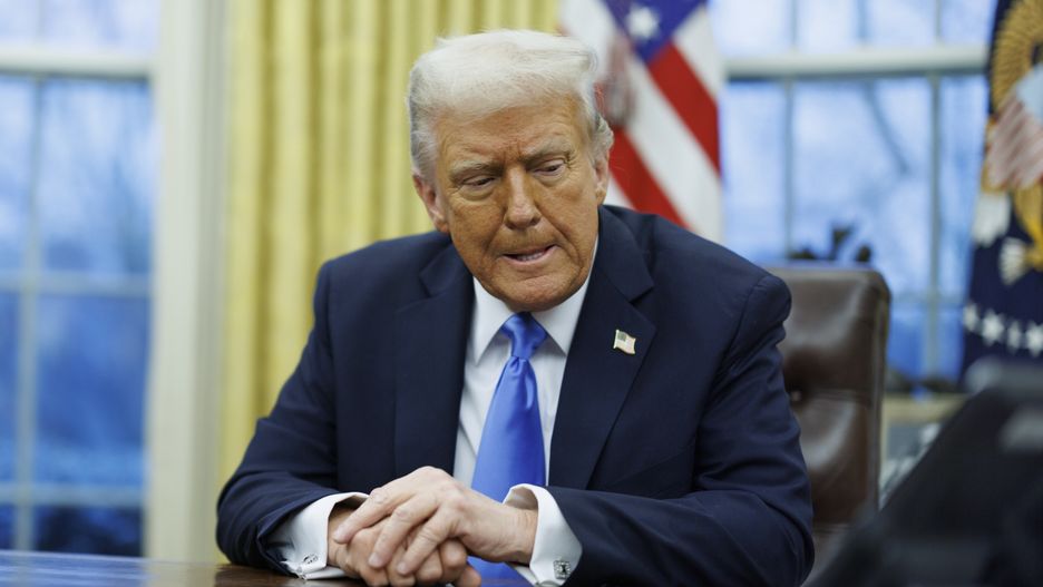 US President Donald J. Trump gives remarks to the media in the Oval Office of the White House, as he meets with US entrepreneur and U.S. special government employee Elon Musk, in Washington, DC, USA, 11 February 2025. EPA/Aaron Schwartz / POOL Dostawca: PAP/EPA.