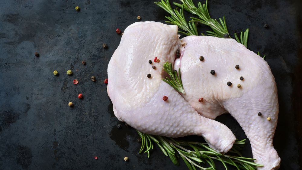 Surowe udko z kurczaka (mięso i skóra)