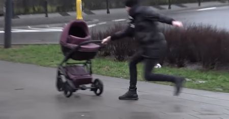 Wózek jechał wprost pod auto. Youtuber chciał zrobić pranka