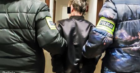 Oszust namówił kobietę, by zrzuciła mu z balkonu 12 tys. zł. Niedługo potem dopadła go policja