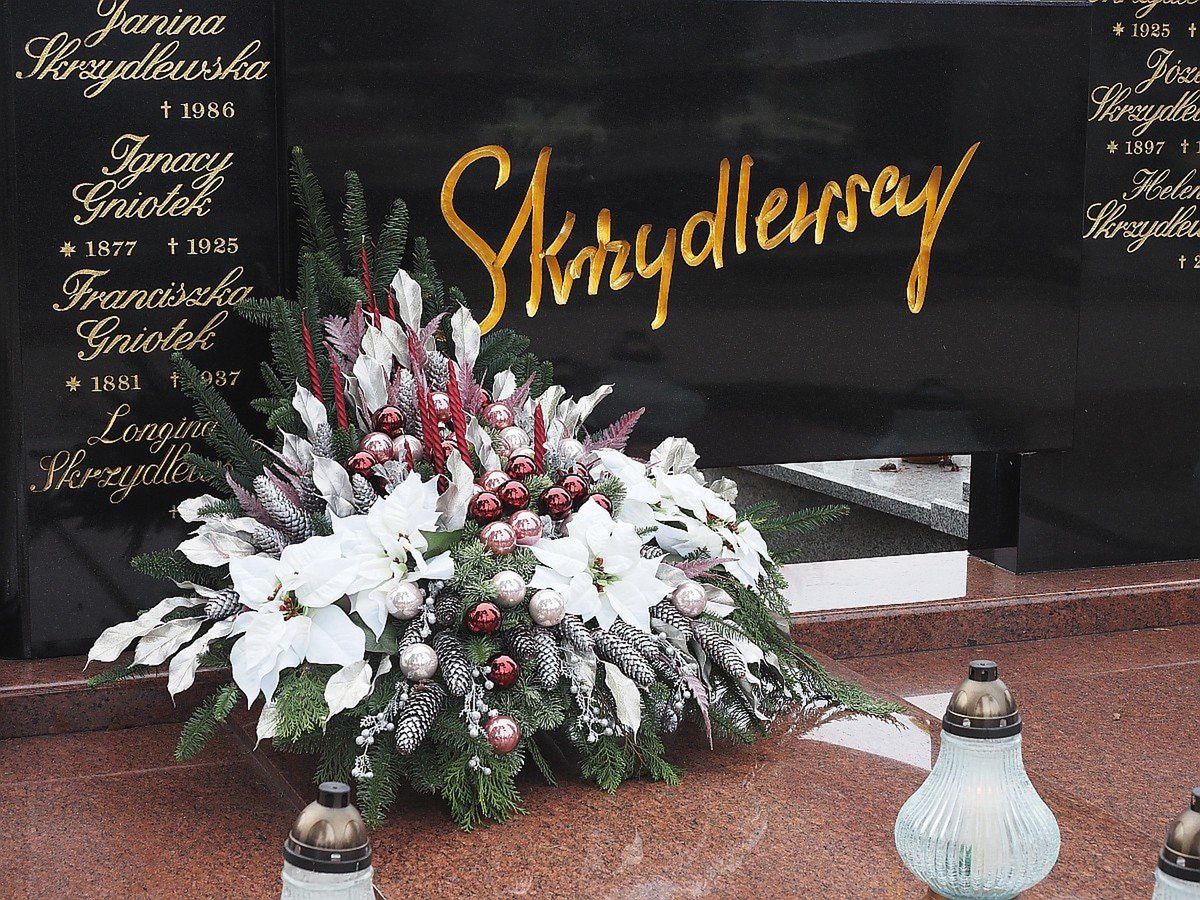 Łódź: Grób Heleny Skrzydlewskiej na cmentarzu Zarzew wygląda pięknie Boże Narodzenie. Rodzina Skrzydlewskich zrobiła dekoracje na święta