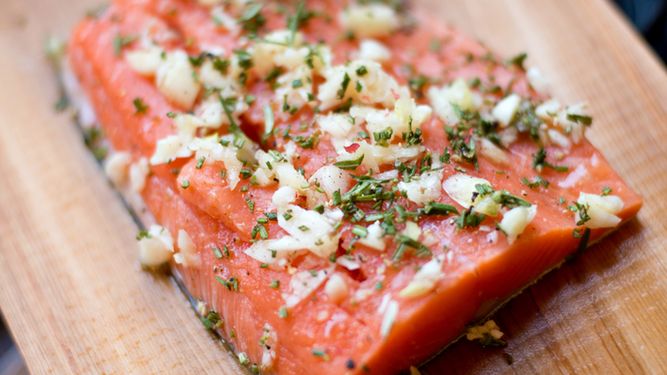 Surowy dziki łosoś atlantycki