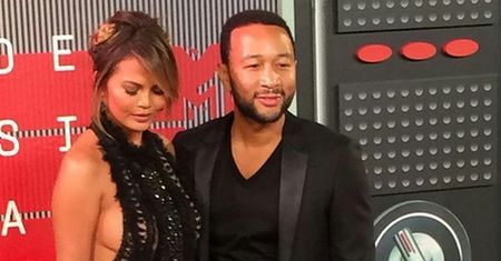 Chrissy Teigen w kreacji, która nie zostawia wiele miejsca wyobraźni