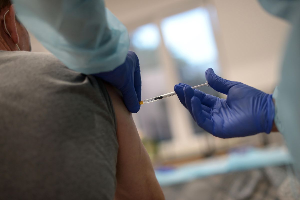 Polacy podzieleni w kwestii restrykcji tylko dla niezaszczepionych 