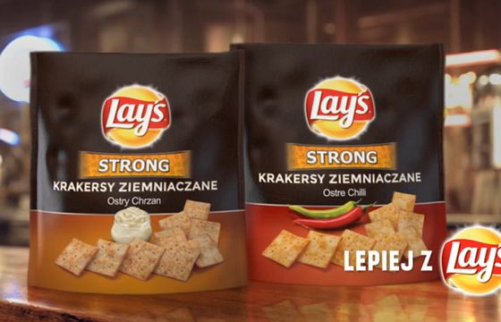 Piwny spot reklamuje krakersy Lay’s Strong (wideo)