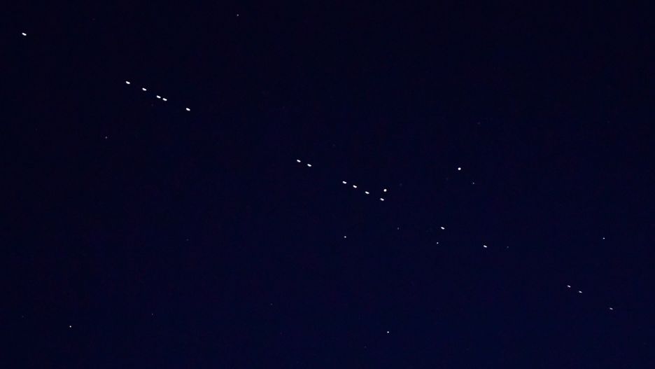 Starlinki będą w nocy z czwartku na piątek widoczne na niebie nad Polską. Gdzie i kiedy zobaczyć Starlinki?