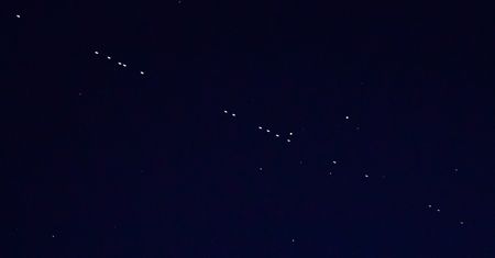 Starlinki. Gdzie i kiedy zobaczyć Starlinki? Dziś w nocy na niebie Starlinki