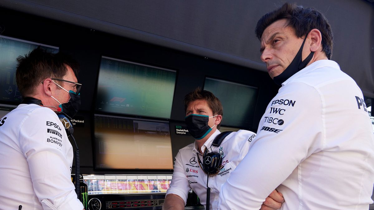 kierownictwo Mercedesa, po prawej Toto Wolff