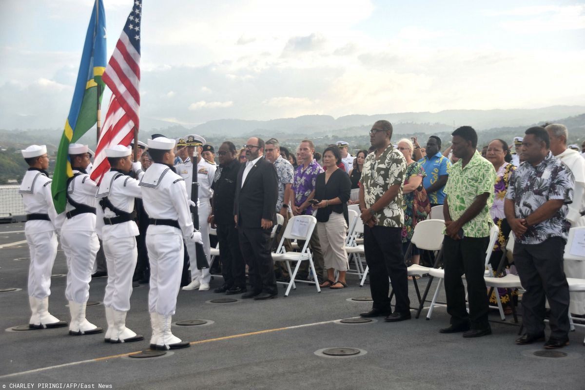 Wojskowi i cywile, reprezentujący Australię, USA, Wyspy Salomona podczas ceremonii upamiętniającej partnerstwo na Pacyfiku. Wydarzenie odbywało się  w sierpniu tego roku na pokładzie USNS Mercy 