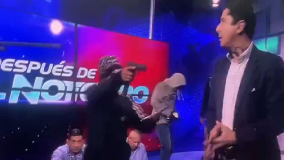 Zamaskowani bandycie wtargnęli do studia telewizyjnego podczas programu na żywo.