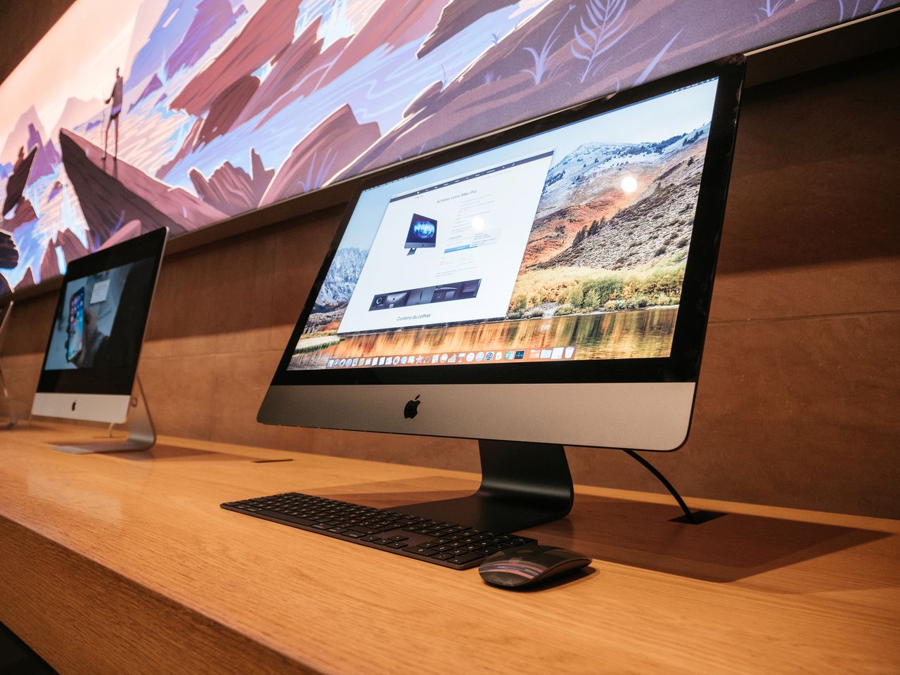 Apple iMac widziany z boku z depositphotos