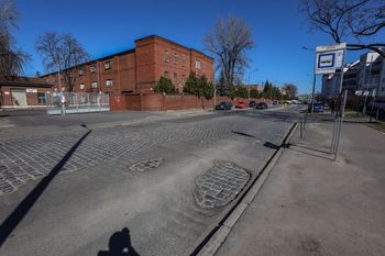 Wrocław: Krzywa i dziurawa Poznańska nareszcie do remontu. W przyszłości pojedzie nią tramwaj?