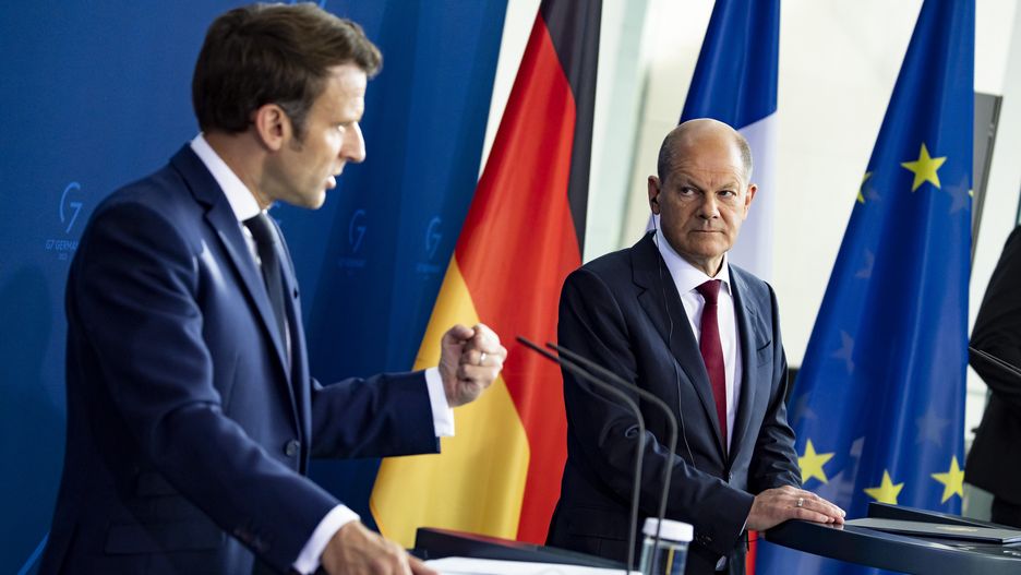 French President Emmanuel Macron (L) and German Chancellor Olaf Scholz (R) are pictured during a press conference at the Chancellery in Berlin, Germany on May 9, 2022. (Photo by Emmanuele Contini/NurPhoto via Getty Images)