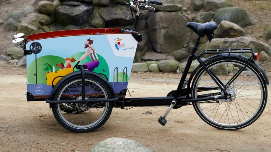 Warszawa. Z taką kolorową, piękną paką rowerową można zrobić rodzinną wycieczkę albo przeprowadzkę - będzie ekologicznie i zdrowo