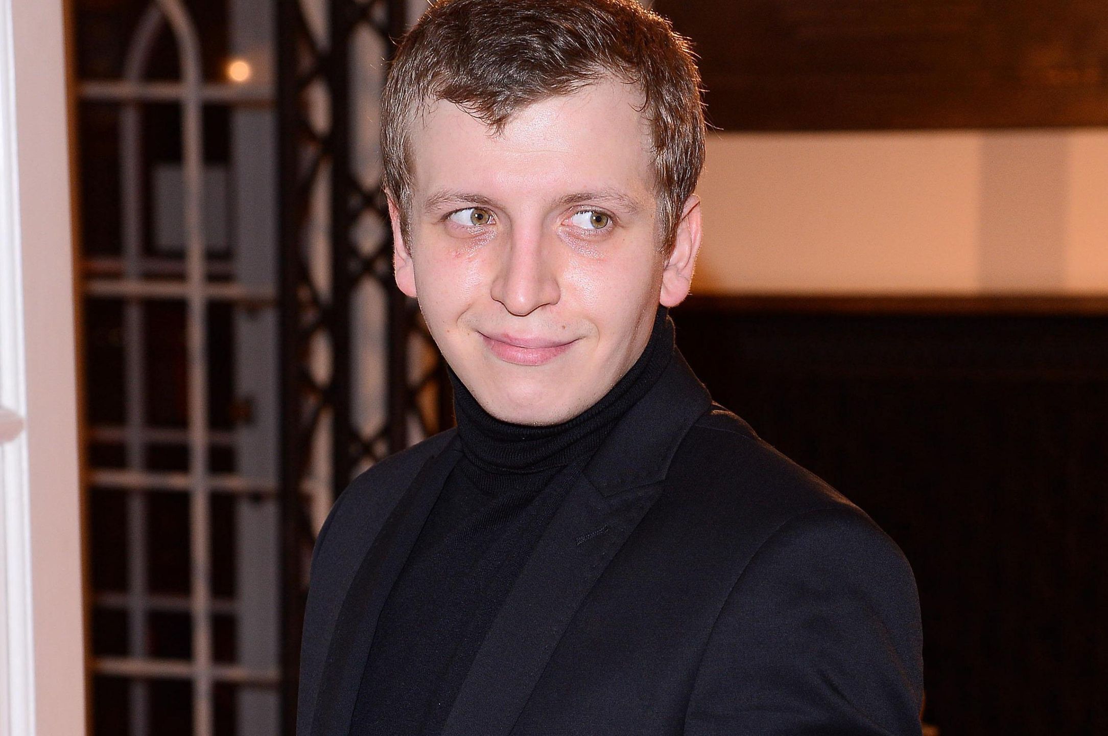 Maciej Musiałowski grilluje na świeżym powietrzu