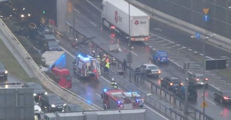 Katowice. Koszmarny wypadek TIR-a w tunelu. Kierowca wypadł przez szybę