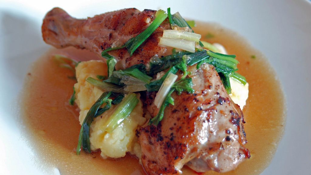 Duszone udko z kurczaka (mięso i skóra)