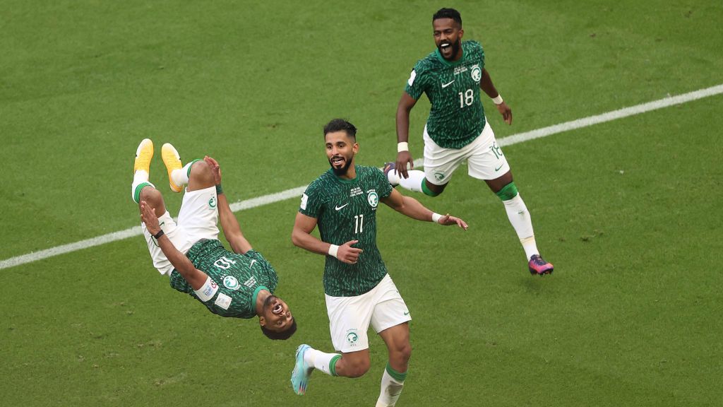 Salem Al-Dawsari (po lewej) celebruje swoją bramkę w meczu z Arabią Saudyjską