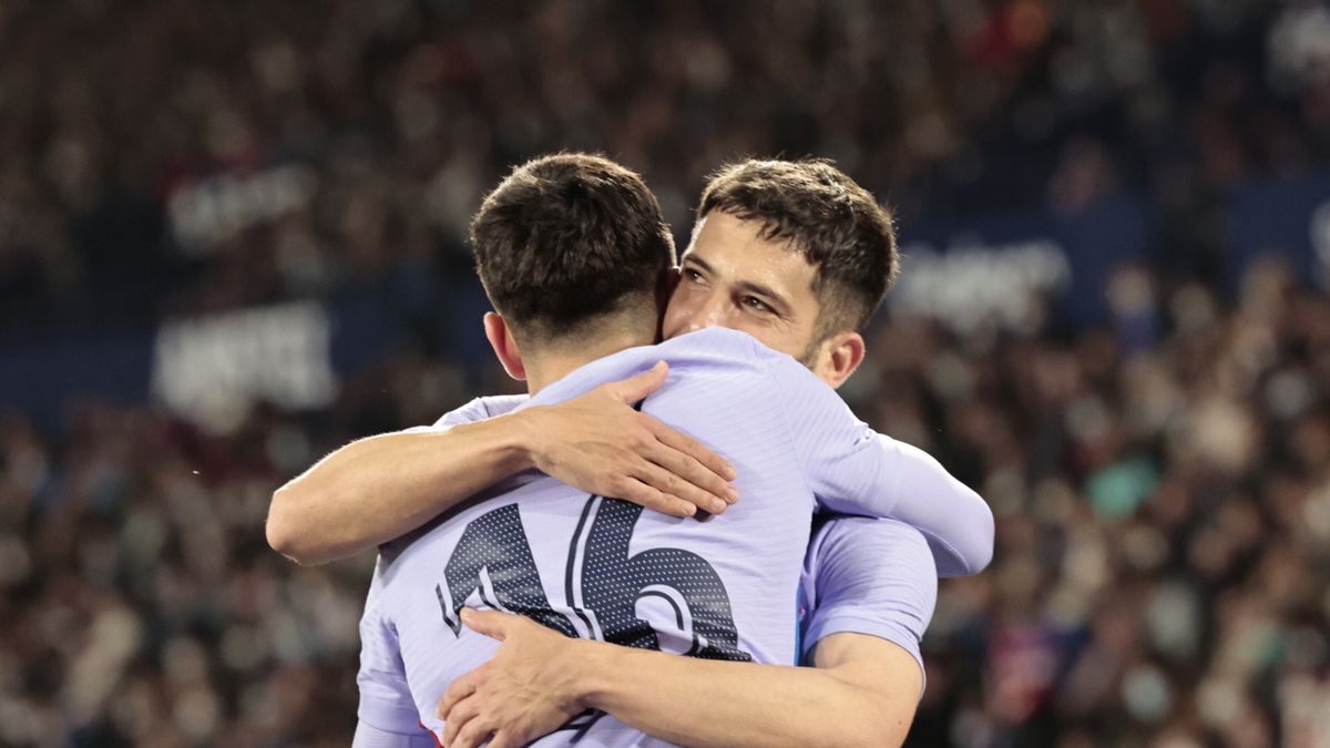 PAP/EPA / Na zdjęciu: Pedri i Jordi Alba