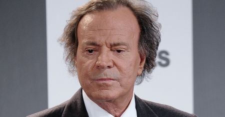 Julio Iglesias PRZERWAŁ MILCZENIE po zarzutach o przestępstwa seksualne: "Te oskarżenia są całkowicie fałszywe i głęboko mnie zasmucają"