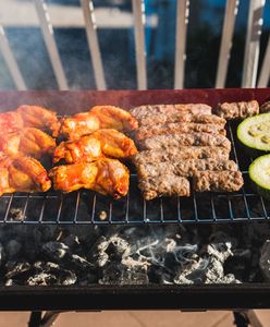 Grillowanie na balkonie. Jak to robić bezpiecznie i zgodnie z prawem?