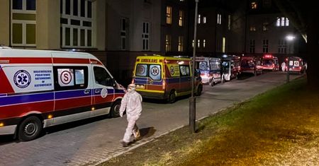 COVID-19. Sznur karetek przed szpitalem. Zdjęcie z Zabrza niesie się lotem błyskawicy