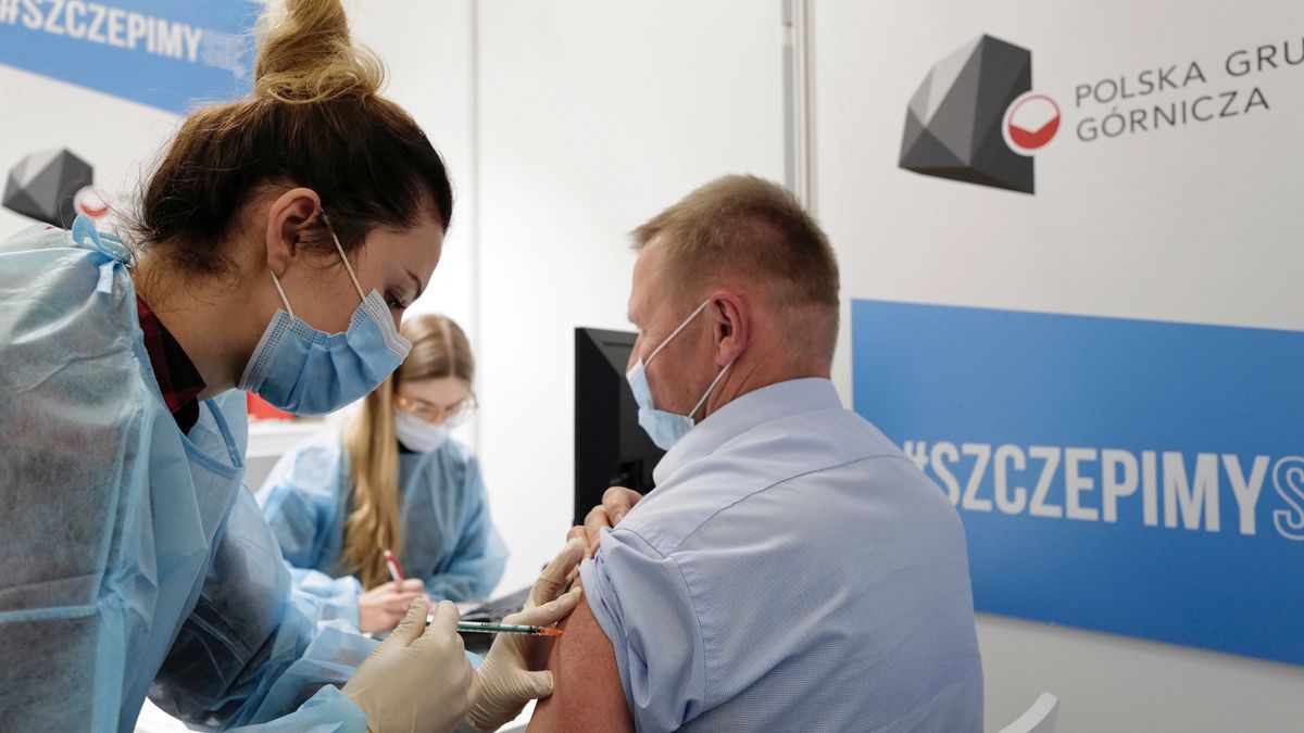 Lędziny, 01.06.2021. Koronawirus w Polsce. Punkt szczepień w Izbie Tradycji Kopalni Ziemowit w Lędzinach, 1 bm. Polska Grupa Górnicza (PGG), która jako jedna z pierwszych dużych firm zgłosiła swój akces do programu szczepień przeciwko COVID-19 w zakładach pracy, rozpoczęła we wtorek szczepienia w swoich zakładach. Na szczepienie w PGG zapisało się ponad 7,1 tys. osób. (mr) PAP/Andrzej Grygiel ***UWAGA! Zakaz publikacji w negatywnym kontekście zdjęć zawierających wizerunek osób podczas szczepienia przeciwko Covid-19 lub po takim szczepieniu.***