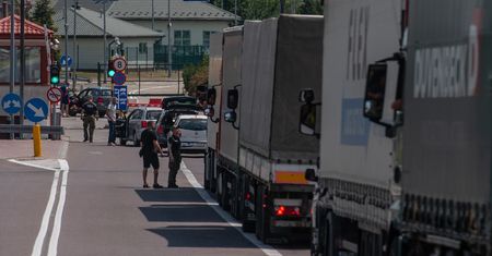 Kolejny problem. "Przewoźnicy podbijają ceny transportów humanitarnych do Ukrainy"
