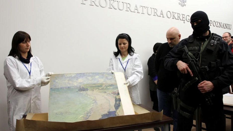 Pracownice Muzeum Narodowego prezentują odzyskany obraz Moneta