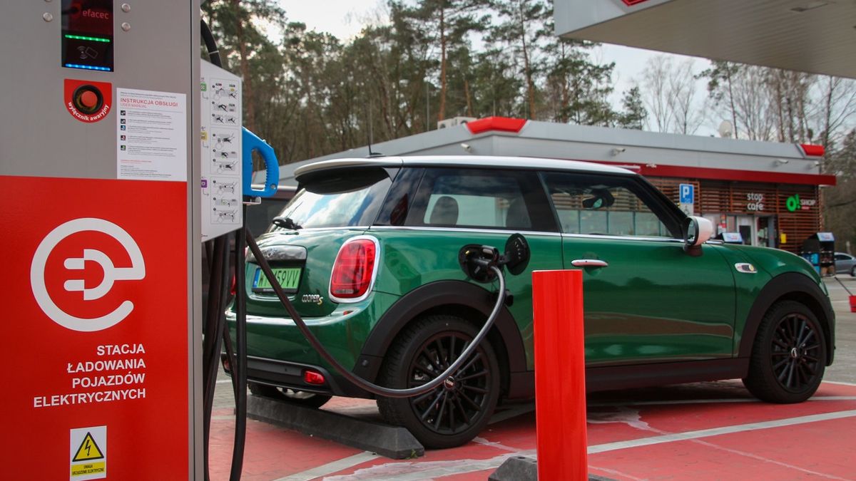 Elektryczny Mini Cooper S E podczas ładowania