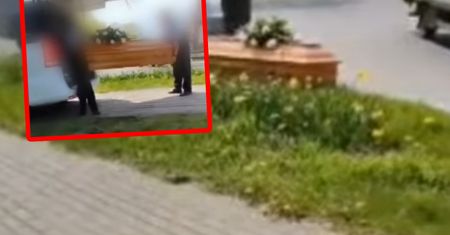 Trumna z ciałem na środku drogi. Nie odpowiedzą za znieważenie zwłok