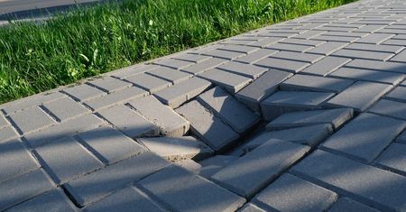 Zapadnięty chodnik na al. Kraśnickiej. Niebezpieczeństwo dla rowerzystów, hulajnogistów, biegających i pieszych