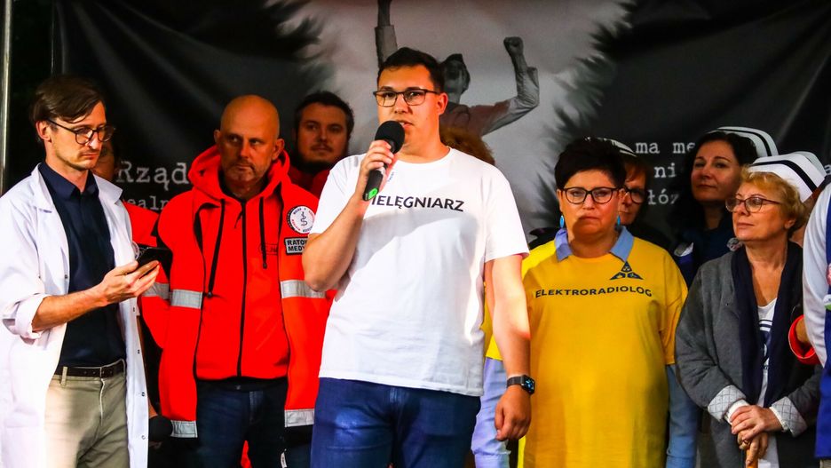 (Nie)porozumienie w ochronie zdrowia. "Minister Niedzielski zawarł umowę z samym sobą". Na zdjęciu Gilbert Kolbe w Białym Miasteczku 2.0 przed Kancelarią Premiera 