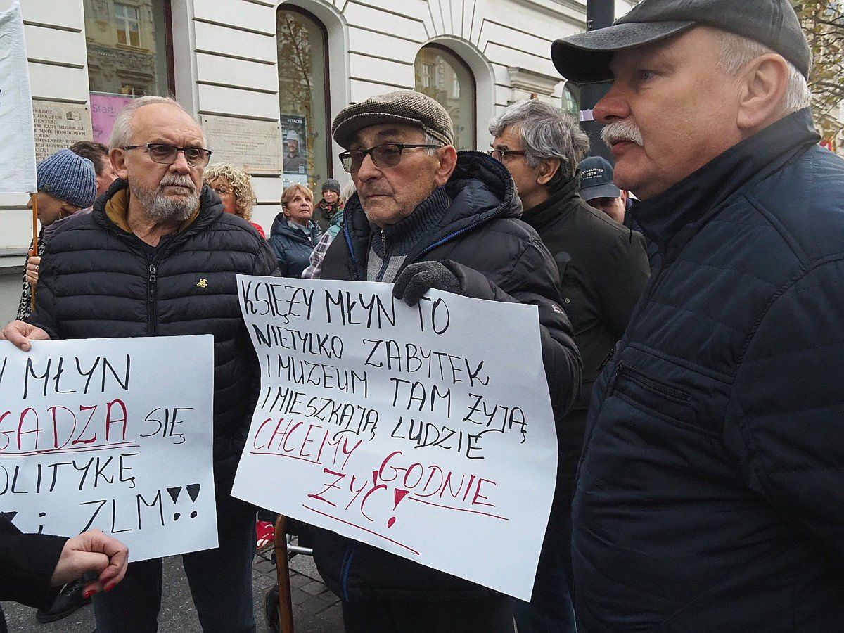 Protest 12 listopada przed budynkiem UMŁ