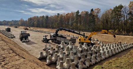 300 tys. betonowych jeży. Oto, co dzieje się na wschodniej granicy