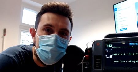 Skutki noszenia maseczki. Naukowiec przeprowadził eksperyment