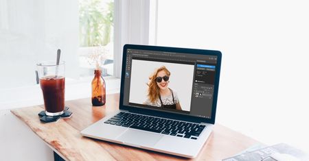 Remove.bg usunie bez problemu całe tło w Photoshopie