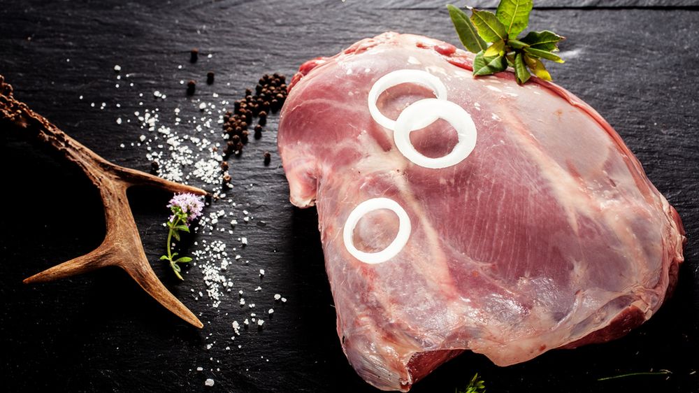 Surowe mięso z jelenia Sitka