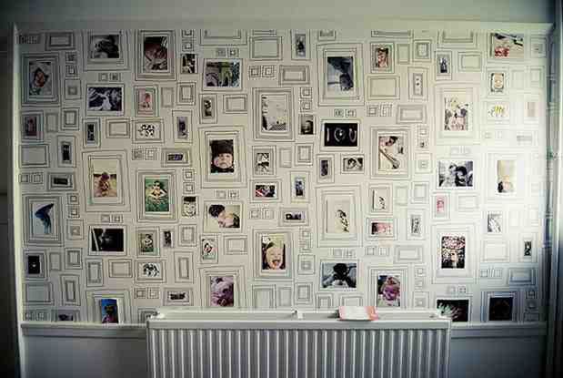 Cała ściana w prawdziwych zdjęciach i udawanych ramkach