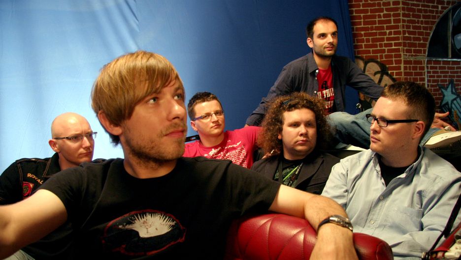 Łukasz Moszczyński pierwszy od prawej (w okularach)
