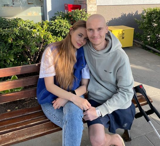 Andriej Kudriaszow ze swoją żoną Walerią pod warszawskim szpitalem onkologicznym