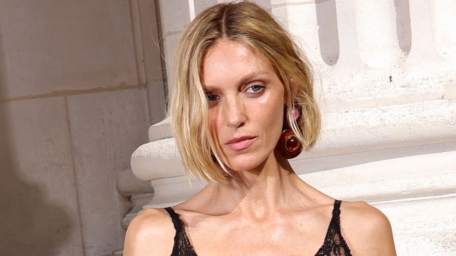 Anja Rubik pozuje topless w Rwandzie